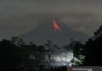 Gunung Merapi Meluncurkan Guguran Lava Pijar Sejauh Km BPPTKG Pertahankan Status Siaga