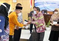 Ikhwansyah Terharu Beri Hadiah Kepada Mantan Gurunya, Pemkab Banjar Lepas 35 Orang Pendidik di Kecamatan Martapura Purna Tugas