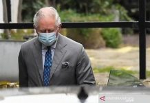Pangeran Charles Kritik Para Penentang Vaksinasi COVID-19