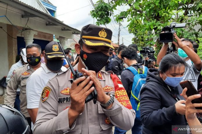 Kapolsek Ciracas Kompol Jupriono usai mengunjungi rumah keluarga terduga teroris ZA di Kelapa Dua Wetan, Ciracas, Jakarta Timur, Kamis (1/4/2021). ANTARA/Yogi Rach