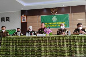 Jajaran Kejaksaan Negeri HST saat menetapkan tersangka dugaan kasus korupsi di PDAM HST (Antaranews Kalsel/M Taupik Rahman)