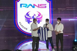 Raffi Ahmad (tengah) menerima jersey dari Yudhi Apriyanto, Presiden Cilegon United FC, dalam peresmian akusisi klub sepak bola tersebut menjadi RANS Cilegon FC, Rabu (31/3/2021). (ANTARA/Arindra Meodia)