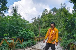 Anggota Komisi IV DPRD Kalsel Athaillah Hasbi mampir di jembatan lintas pedalaman Meratus atau Kandangan - Batulicin sepulang kunjugan kerja dari Batulicin, Rabu (31/3) lalu. (Istimewa)