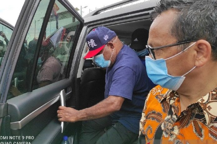 Gubernur Papua Lukas Enembe yang dideportasi PNG setelah masuk secara ilegal, Rabu (31/3) nampak diantar Konsul RI di Vanimo, PNG Allen Simarmara hingga ke zona netral RI-PNG atau sekitar 100 meter dari PLBN Skouw , Jumat (2/4/2021) . ANTARA/Evarukdijati