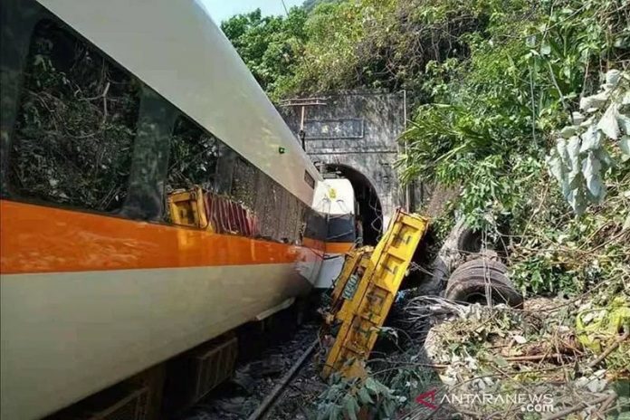 KA Taroko Express mengalami kecelakaan yang menewaskan 48 penumpangnya di dalam terowongan Qingshui, Kabupaten Hualien, Taiwan, Jumat (2/4/2021). ANTARA/HO-Xinhua/aa.