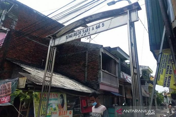 Lokasi kampung tempat tinggal terduga teroris di Jalan Simorejo Sari Surabaya. ANTARA/Hanif Nashrullah/am.