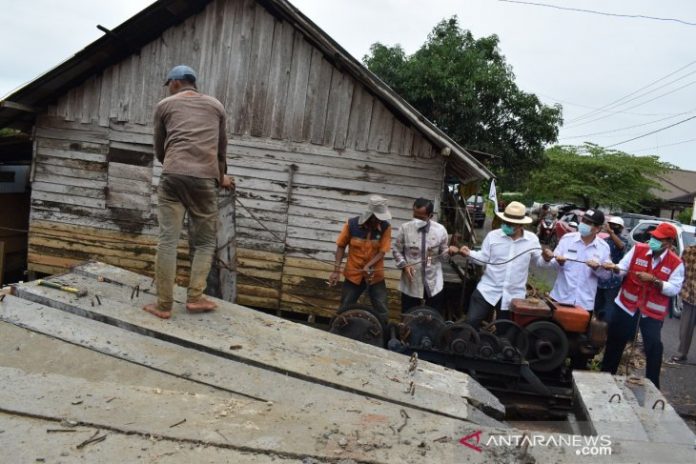 Bupati Tanah Laut HM Sukamta meletakan batu pertama atau penancapan tiang jembatan pertama (ground breaking), di Desa Panjaratan, Kamis (1/4).Foto:Antaranews Kalsel/Diskominfo Tanah Laut.