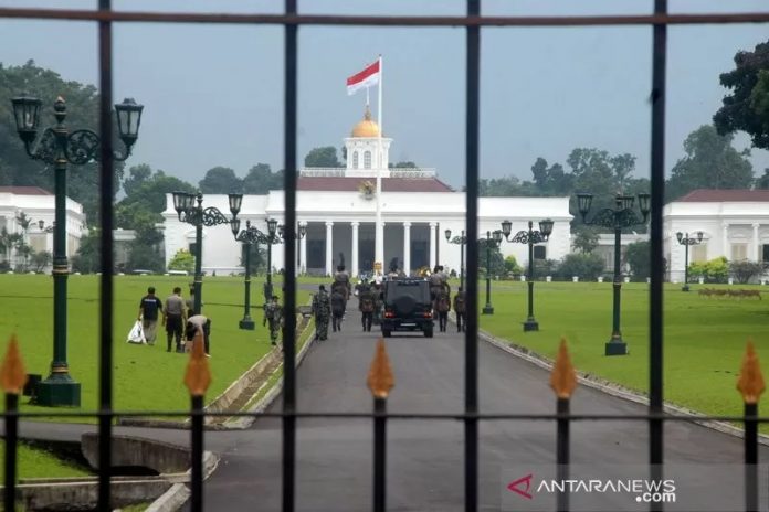 okumentasi - Gabungan personil Paspampres, TNI dan Kepolisian melakukan persiapan gladi resik untuk kedatangan Raja Arab Saudi di Istana Bogor. ANTARA FOTO/Yulius Satria Wijaya/foc/pri.