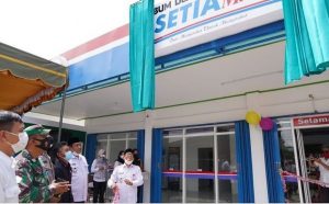 Wakil Bupati Tanah Bumbu, Muhammad Rusli, meresmikan swalayan di Desa Mekarjaya. (Pemkab Tanah Bumbu)