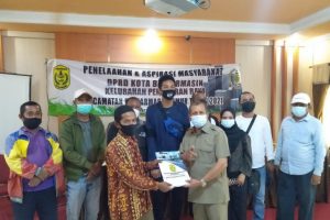 Anggota DPRD Kota Banjarmasin H Zainal A Husni saat menerima dokumen aspirasi warga saat reses.(Antaranews Kalsel/Sukarli)