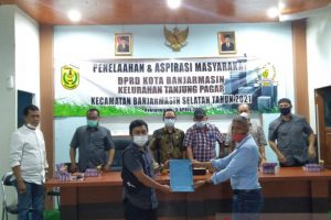 Saat anggota DPRD Kota Banjarmasin dapil Banjarmasin Selatan menjalankan reses dengan menerima aspirasi masyarakat.(Antaranews Kalsel/Sukarli)