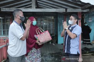Wabup HSS Syamsuri Arsyad serahkan bingkisan untuk pemilik pondok di Tanah Bumbu, tanda terima kasih telah menampung kafilah HSS (Fathurrahman/Diskominfo HSS/Antarakalsel)