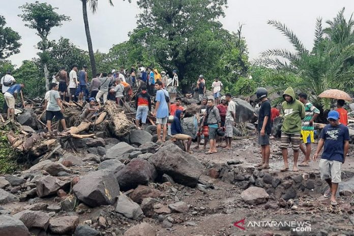 Sejumlah warga Kecamatan Ile Ape, Kabupaten Lembata, Nusa Tenggara Timur sedang mencari para korban banjir bandang yang masih belum ditemukan, Minggu (4/4/2021). ANTARA/HO-Kominfo Kabupaten Lembata/am.