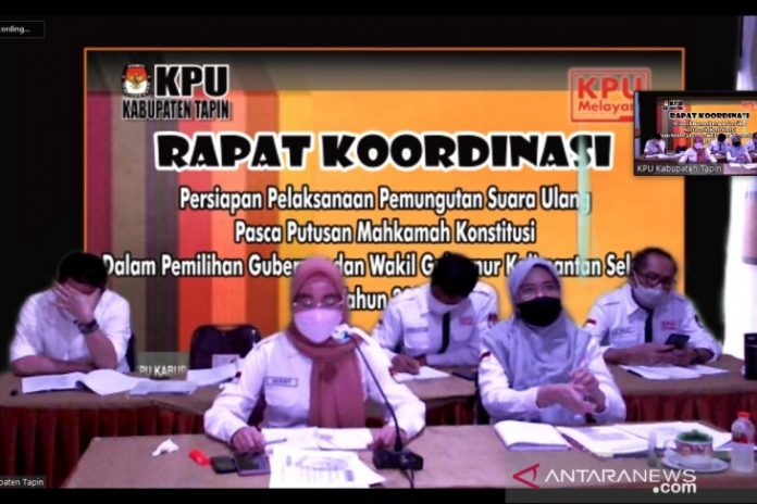 Ketua KPU Tapin, Henny Hendriyanti saat melakukan rapat koordinasi PSU Kalsel. (ANTARA / Muhammad Fauzi Fadilah)