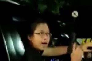 Foto dari video viral pengemudi pria menodongkan senjata api kepada pengendara sepeda motor. (Foto tangkapan layar dari media sosial)