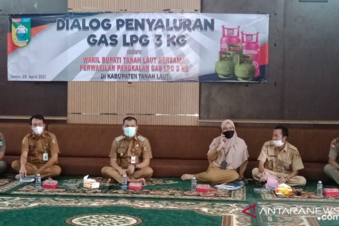 Wakil Bupati (Wabup) Tanah Laut Abdi Rahman bersama perwakilan langkalan LPG 3 kg menggelar dialog dengan penyalur LPG 3 kg, di Aula Kediaman Wabup Tanah Laut Jalan Antasari Kota Pelaihari, Senin (5/4).Foto :Antaranews Kalsel/Diskominfo Tanah Laut.