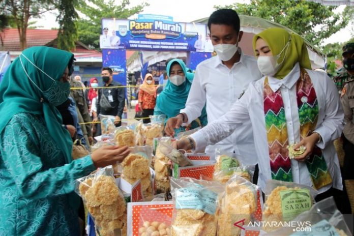 Bupati Banjar Saidi Mansyur bersama istri yang juga Ketua TP PKK Banjar melihat-lihat bahan pokok maupun barang lainnya yang dijual di pasar murah Ramadhan. Foto Diskominfo Banjar/Antaranews Kalsel