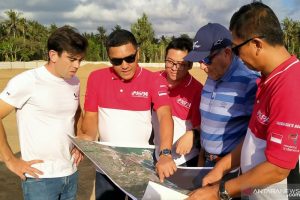 CEO Dorna Sports SL (DORNA) Carmelo Ezpeleta (kedua dari kanan) bersama Sporting Director DORNA Carlos Ezpeleta (kiri) berbincang dengan Direktur Utama Indonesia Tourism Development Corporation (ITDC) Abdulbar M. Mansoer (kedua dari kiri) Direktur Konstruksi dan Operasi ITDC Ngurah Wirawan (kanan) saat meninjau pembangunan Sirkuit Mandalika di kawasan pariwisata The Mandalika, Pujut, Lombok Tengah, NTB, Senin (28/10/2019). (ANTARA/Nur Imansyah/dok).