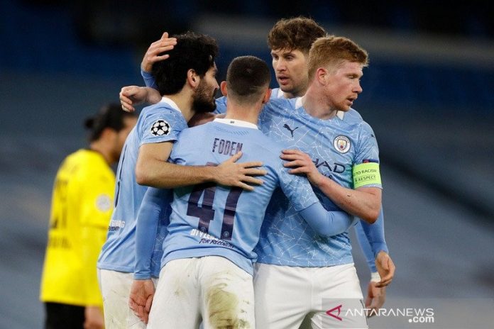 Penyerang Manchester City Phil Foden (kedua kiri) melakukan selebrasi bersama rekan-rekannya seusai mencetak gol ke gawang Borussia Dortmund dalam leg pertama perempat final Liga Champions di Stadion Etihad, Manchester, Inggris, Selasa (6/4/2021) waktu setempat. (ANTARA/REUTERS/Phil Noble)