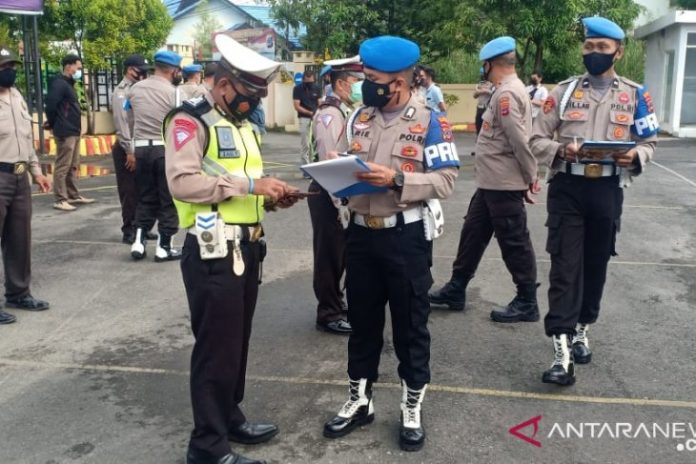 Propam Polresta Banjarmasin mengawasi pelaksanaan tes urine personel Polsekta Banjarmasin Tengah. (antara)