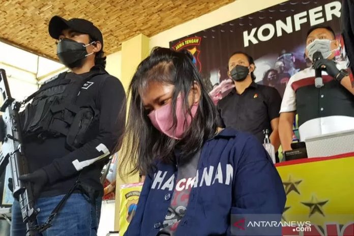 Wanita pelaku pencurian dengan modus membius korbannya, ditangkap Polrestabes Semarang, Selasa (6/4/2021). (ANTARA/ I.C.Senjaya)