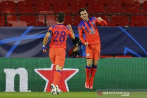 Bek Chelsea Ben Chilwell (kanan) melakukan selebrasi bersama Cesar Azpilicueta seusai mencetak gol ke gawang Porto dalam leg pertama perempat final Liga Champions di Stadion Ramon Sanchez-Pizjuan, Sevilla, Spanyol, Rabu (7/4/2021) waktu setempat. (ANTARA/REUTERS/Marcelo del Pozo)