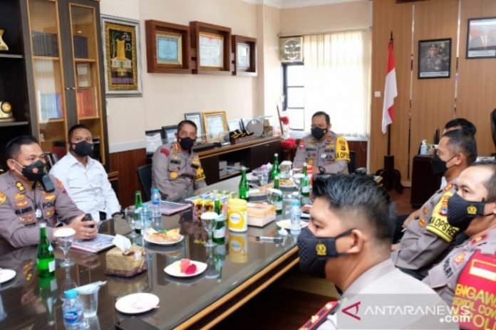 Kapolda Kalimantan Selatan Irjen Pol Rikwanto mendengarkan paparan Kapolresta Banjarmasin Kombes Pol Rachmat Hendrawan terkait kesiapan pengamanan PSU. (ANTARA/Firman)