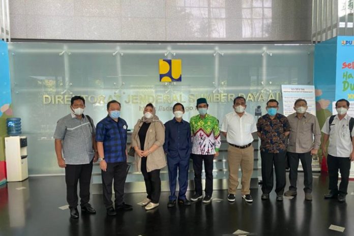 Foto bersama usai pertemuan Komisi III Bidang Pembangunan dan Infrastruktur DPRD Provinsi Kalimantan Selatan (Kalsel) dengan pihak Ditjen Sumber Daya Air Kementerian Pekerjaan Umum dan Perumahan Rakyat (PUPR) Republik Indonesia di Jakarta, Senin (5/4) lalu. (Istimewa/Nanda staf Komisi III.)