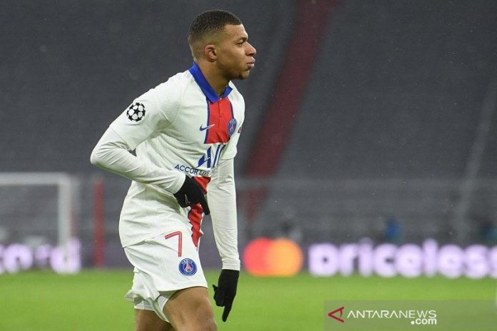 Penyerang Paris Saint-Germain Kylian Mbappe merayakan gol keduanya ke gawang Bayern Muenchen dalam leg pertama perempat final Liga Champions di Stadion Allianz Arena, Muenchen, Jerman, Rabu (7/4/2021) waktu setempat. (ANTARA/AFP/Christof Stache)