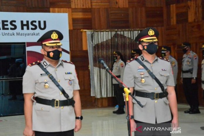 Sertijab Wakapolres HSU dari Kompol Irwan S.ST kepada Kompol Muhammad Irfan SH MH. (Antaranews Kalsel/Humas Polres HSU/Eddy A)