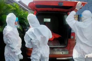 Proses evakuasi jenazah WNA gantung diri di Badung, Bali, Rabu (7/04/2021). ANTARA/HO-Humas Polres Badung. ANTARA/Ayu Khania Pranisitha.
