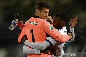 Kiper Olympique Lyon Julian Pollersbeck (kiri) melakukan selebrasi bersama rekan-rekannya seusai memenangi adu penalti melawan tim strata ketiga Red Star dalam babak 16 besar Piala Prancis di Stadion Bauer, Saint-Ouen-sur-Seine, Prancis, Kamis (8/4/2021) waktu setempat. (ANTARA/AFP/Franck Fife)