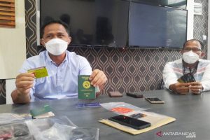 Kasubdit V Siber Direktorat Reserse Kriminal Khusus Polda Kalsel AKBP Zaenal Arifien menunjukkan barang bukti yang disita dari tersangka. (ANTARA/Firman)