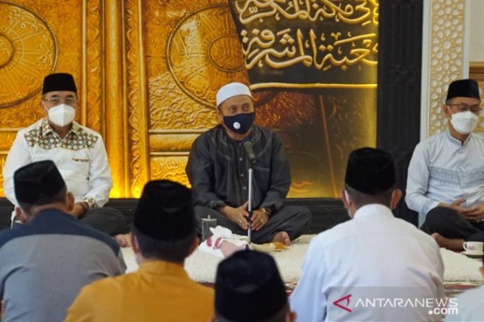 Silaturrahmi Bupati HSS H Achmad Fikry beserta jajaran dengan Guru Kapuh (Fathurrahman/Diskominfo HSS/Antarakalsel)