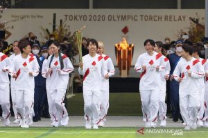Ilustrasi: Azusa Iwashimizu (tengah) dan anggota tim sepak bola nasional wanita Jepang lainnya berlari sebagai pembawa obor pada leg pertama estafet obor Olimpiade Tokyo di J-Village National Training Center di prefektur Fukushima, Jepang, (25/3/2021). ANTARA/Du Xiaoyi / Pool melalui REUTERS/pri. (REUTERS/POOL)