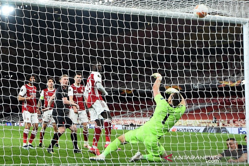 Kiper Arsenal Bernd Leno (kedua kanan) gagal mengamankan sundulan bek Slavia Praha Tomas Holes (kanan) yang memaksakan skor imbang dalam leg pertama perempat final Liga Europa di Stadion Emirates, London, Inggris, Kamis (8/4/2021) waktu setempat. (ANTARA/REUTERS/Dylan Martinez)