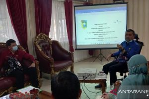 Rapat kesepakatan bersama antara Pemerintah Kabupaten Tanah Laut dengan PT Bank Pembangunan Daerah Kalsel Kantor Cabang Pelaihari tentang kerjasama penerbitan kartu kendali pengguna gas LPG 3 kg bersubi, di Ruang Kerja Wakil Bupati Setda Tanah Laut, Kamis (8/4).Foto:Antaranews Kalsel/Diskominfo Tanah Laut.