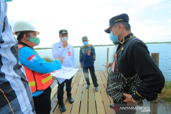 Wali Kota Banjarbaru HM Aditya Mufti Ariffin (kemeja putih) saat melakukan kunjungan ke Danau Caramin salah satu bekas lubang tambang PT Galuh Cempaka yang rencananya dijadikan embung mencegah banjir khususnya di Kecamatan Cempaka. Foto humas/Antaranews Kalsel