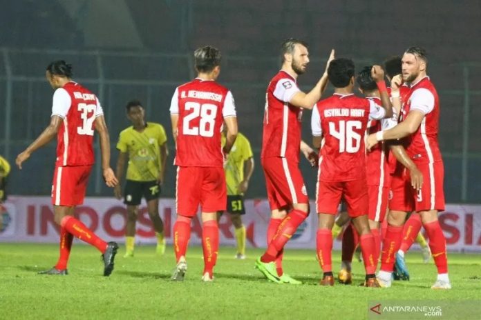 Pesepak bola Persija Jakarta melakukan selebrasi usai mengalahkan Barito Putera dalam Babak Perempat Final Piala Menpora di Stadion Kanjuruhan, Malang, Jawa Timur, Sabtu (10/4/2021). ANTARA FOTO/Ari Bowo Sucipto/aww. (ARI BOWO SUCIPTO/ARI BOWO SUCIPTO)