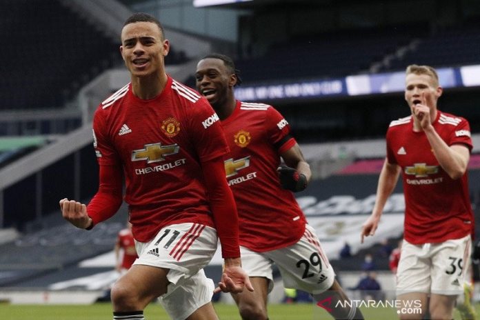 Penyerang Manchester United Mason Greenwood (kiri) melakukan selebrasi seusai mencetak gol pengunci kemenangan 3-1 atas Tottenham Hotspur dalam lanjutan Liga Inggris di Stadion Tottenham Hotspur, London, Inggris, Minggu (11/4/2021) waktu setempat. (ANTARA/REUTERS/POOL/Adrian Dennis)