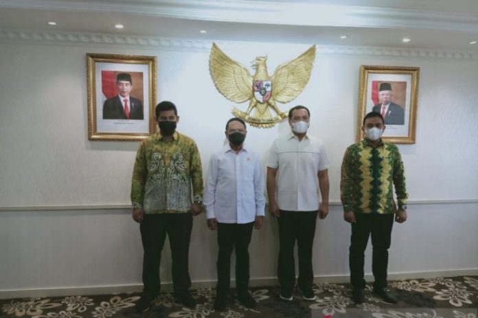 Menteri Pemuda dan Olahraga RI Zainudin Amali (dua dari kiri) bersama Wali Kota Banjarbaru HM Aditya Mufti Ariffin dan Ketua DPRD Banjarbaru Fadliansyah serta Wakil Ketua DPRD Taufik Rachman saat bersilaturahmi ke Kemenpora di Jakarta baru-baru tadi. Foto istimewa