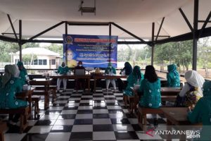 Suasana penyebarluasan atau sosialisasi Perda (Sosper) Nomor 11 Tahun 2018 tentang Penyelenggaraan Pemberdayaan Perempuan dan Perlindungan Anak di Kalsel oleh anggota DPRD provinsi setempat, Hj Syarifah Rugayah di "Cangkir Kopi" Liang Anggang (25 kilometer timur laut Banjarmasin), Kota Banjarbaru, Ahad (11/4). (Istimewa)