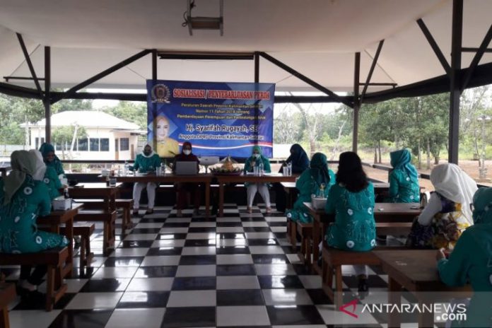 Suasana penyebarluasan atau sosialisasi Perda (Sosper) Nomor 11 Tahun 2018 tentang Penyelenggaraan Pemberdayaan Perempuan dan Perlindungan Anak di Kalsel oleh anggota DPRD provinsi setempat, Hj Syarifah Rugayah di 