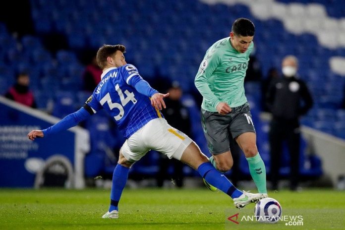 Bek Brighton & Hove Albion Joel Veltman (kiri) berusaha menghentikan pergerakan penyerang Everton James Rodriguez dalam lanjutan Liga Inggris di Stadion Amex, Brighton, Inggris, Senin (12/4/2021) waktu setempat. (ANTARA/REUTERS/POOL/Paul Childs)