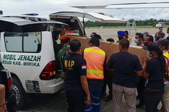 Jenazah dua orang guru yang ditembak KKB di Distrik Beoga, Kabupaten Puncak, Provinsi Papua, dievakuasi ke Timika, Sabtu (10/4/2021). (FOTO ANTARA/HO-Humas Polda Papua)