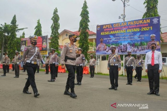 Kapolres HSU AKBP Afri Darmawan memeriksa kesiapan personil Polres HSU yang akan melaksanakan Operasi Kewilayahan Kepolisian Keselamatan Intan 2021 di Amuntai, Senin (12/4). (Antaranews Kalsel/Humas Polres HSU/Eddy A)