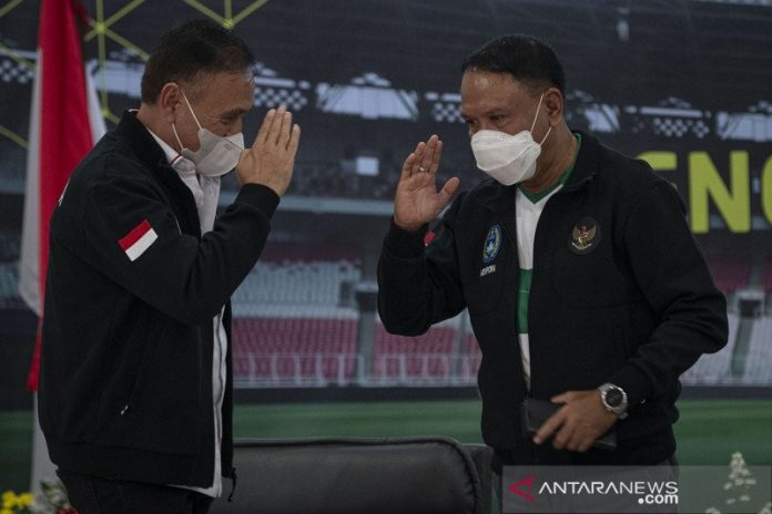 Menpora Zainuddin Amali (kanan) dan Ketua Umum PSSI Mochamad Iriawan. (antara)