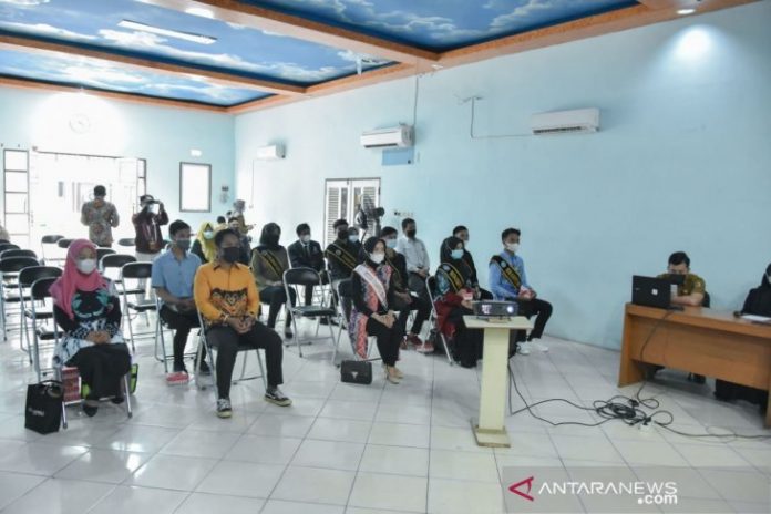 Suasana sosialisasi Perda tentang Budaya Banua dan Kearifan Lokal Kalimantan Selatan oleh Ketua Komisi I DPRD provinsi setempat, Hj Rachmah Norlias di Aula Kantor Camat Banjarmasin Selatan, Senin (12/4) lalu. (Istimewa/Humas Setwan Kalsel.)