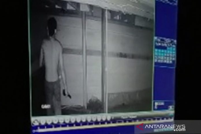 Terekam CCTV aksi maling membawa senjata tajam di Sarang Walet, Muning Tengah, Daha Selatan (Antarakalsel/Fathur/Ist)