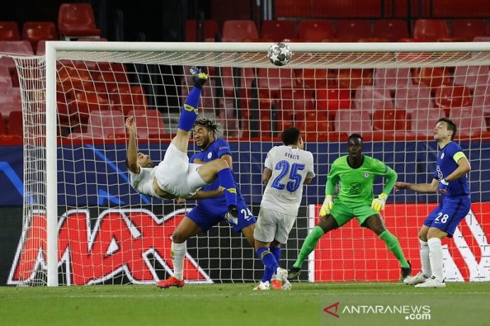 Penyerang Porto Mehdi Taremi (kiri) melakukan tendangan salto untuk mencetak gol ke gawang Chelsea dalam leg kedua perempat final Liga Champions di Stadion Ramon Sanchez-Pizjuan, Sevilla, Spanyol, Selasa (13/4/2021) waktu setempat. (ANTARA/REUTERS/Marcelo del Pozo)